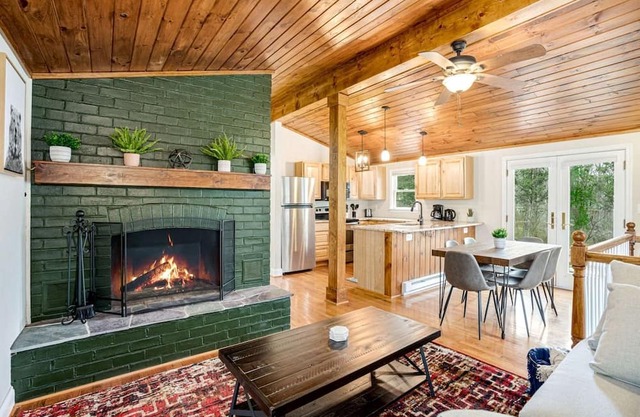 Fun and Modern Cabin with Pool Table, Hot Tub and Fire Pit for Your Perfect Getaway in Historic Harpers Ferry, WV