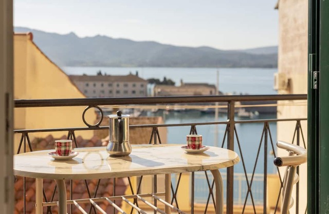 We offer a nice and bright apartment, within the walls of the Medici. Strategic position for those w