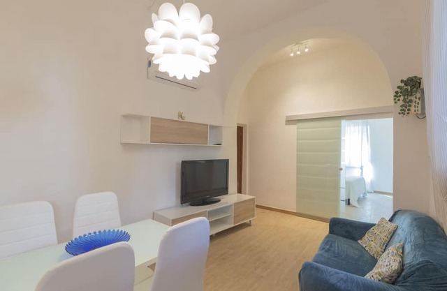 It is located on the second floor of a characteristic building in the historic center, in a really c