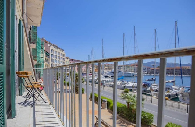 Tastefully furnished, it consists of a family room with a double bed and a single bed, a small livin