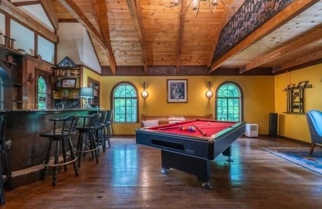 ALPINE ESCAPE CHALET! WITH POOL TABLE AND SPACIOUS ROOMS FOR ENTERTAINING