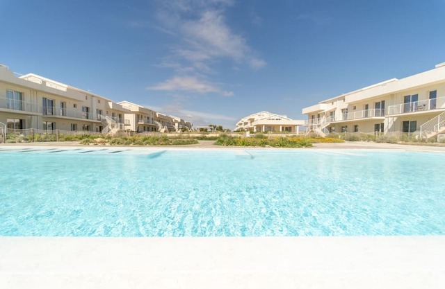 Charming 40 sqm apartment with sea view, able to accommodate 4 people, located inside the renowned Borgo84 residence, equipped with swimming pool and cycle path. The property is located just 3 km from the center of Marzamemi, one of the most fascinating