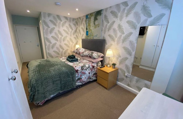 Double Ensuite Apt with kitchen area and parking. Easy walk to Stratford u Avon