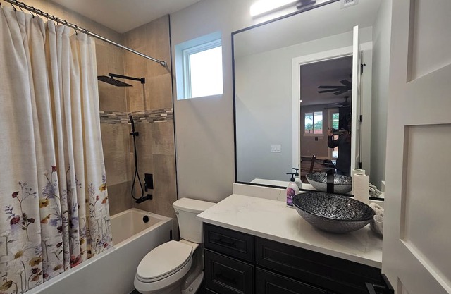 Pet-friendly, upper-level 3-bedroom home with AC, WiFi