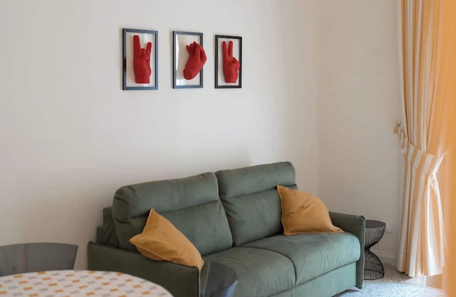 Charming street view apartment in fabulous Napoli historic center with WiFi, AC