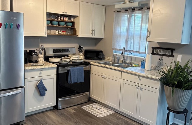 Charming spacious 2-bedroom cottage in the heart of Beverly Hills, Florida .