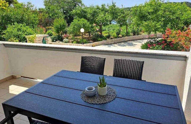 One bedroom apartment with terrace and sea view Palit, Rab (A-24303-d)