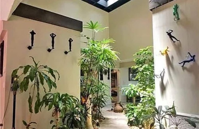 4-bedroom house in delightful Cooper City with Indoor Atrium, Fitness room, Pool