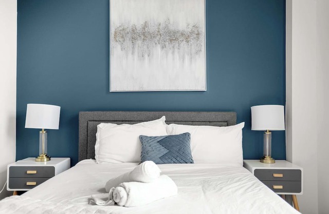 CozySuites Modern 1BR in Downtown Pitts 13