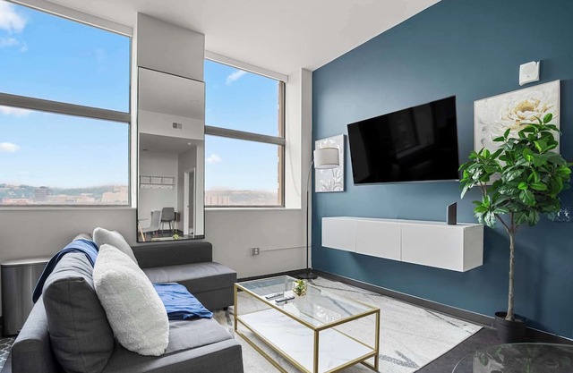 CozySuites Modern 1BR in Downtown Pitts 11