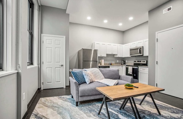 CozySuites Stunning 1BR in Downtown Pitts #20