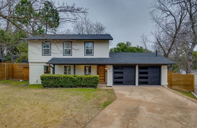 Boots and Bourbon Bungalow-Spacious 5-bedroom home in Austin with sauna & pool