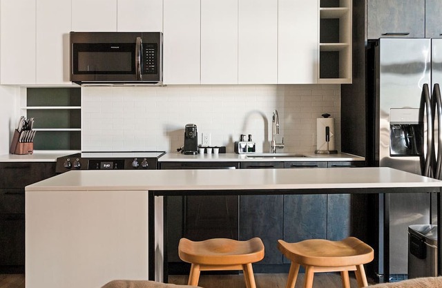 PoplarHouse 1BD+Den 11