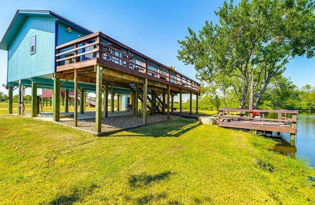 Bleu Bayou ~ Quiet Waterfront River Retreat w/Private Dock and Ramp