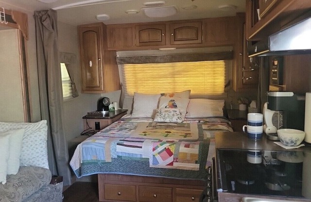 Cozy travel trailer minute walk to Lakewhite WiFi and AC in beautiful Waverly