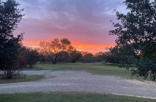 Rhineland Farm Farmhouse. 20 min from DVSP, Fossil Rim, Cleburne State Park