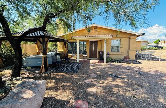 Spacious 4-bedroom house in marvelous Tucson with AC, WiFi