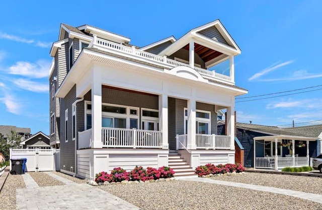 Modern Coastal Escape – New Construction, Family-Friendly, Walk to Beach