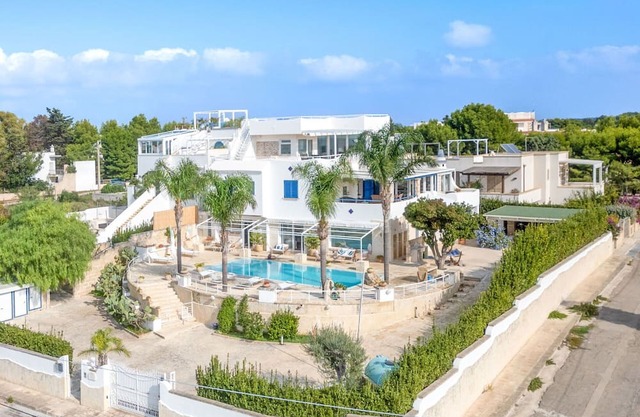 Villa in Santa Maria Al Bagno with 5 bedrooms sleeps 10