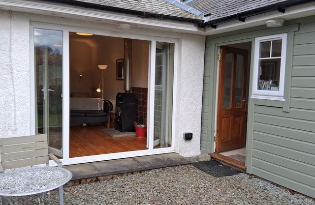 Cosy cottage with kitchen, log burner & private patio in rural village