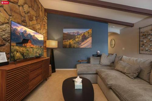 Modern Cozy Mountain Condo with Upscale Amenities