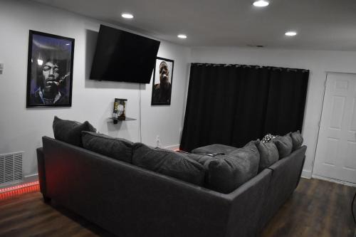 Near ATL Airport Luxurious King Bed Suite W/Theater Room