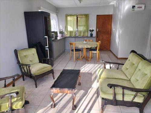 Lovely 1-bedroom walking distance from town.