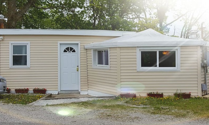 Monticello Cabin | Debbie's Little Cozy Cabana Located Lake Freeman