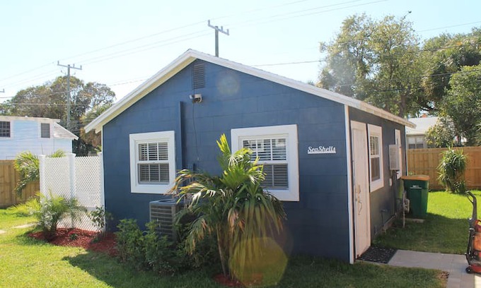 Mango Groves House | Seashells LAKE WORTH BEACH Historical Cottage