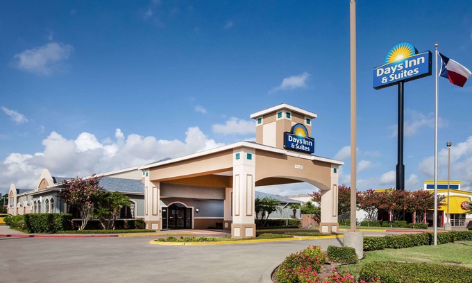 South Side Hotel | Days Inn & Suites by Wyndham Corpus Christi Central