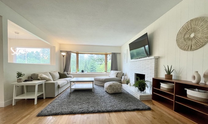 Prince George House | King Beds on In-Town Greenbelt!