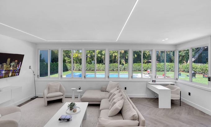 Brickell House | Villa Nouveau Le Blanc luxury 5BD 5BA Jacuzzi