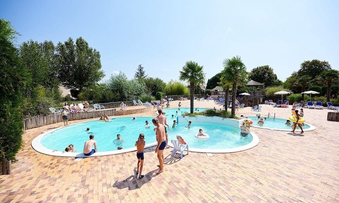 Poilly-lez-Gien Ski Chalet | Luxe Sanitary XL 6 pers Villatent at 5-Star Camping Les Bois du Bardelet