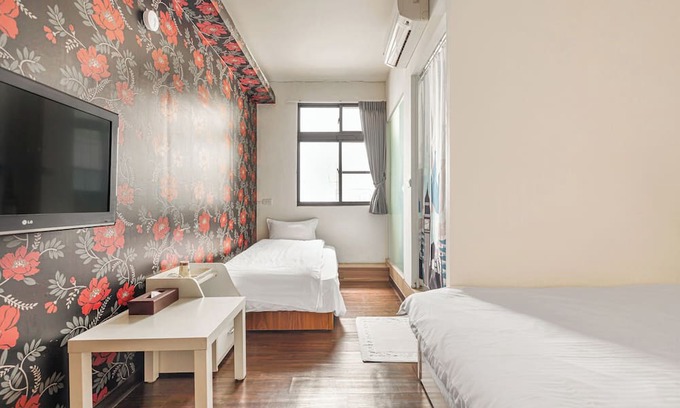 Luodong Bed & Breakfast | Orange house