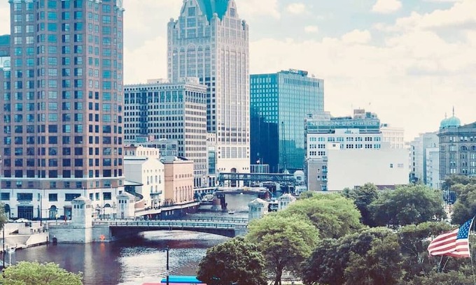 Westown Apartment | 3rdSt Entertainment Dist Downtown MKE Fiserv Forum