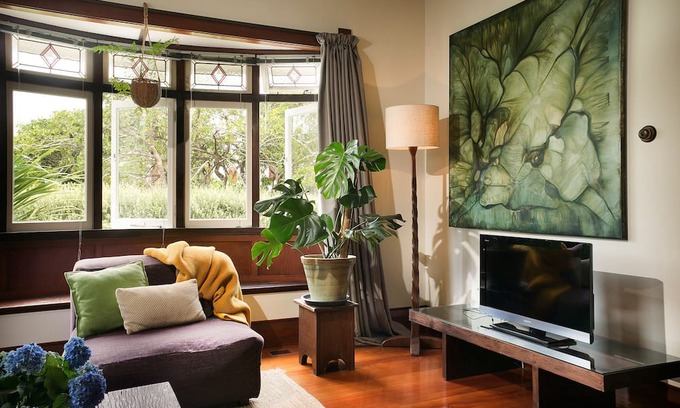 Sandringham House | Charming artist bungalow with tropical garden