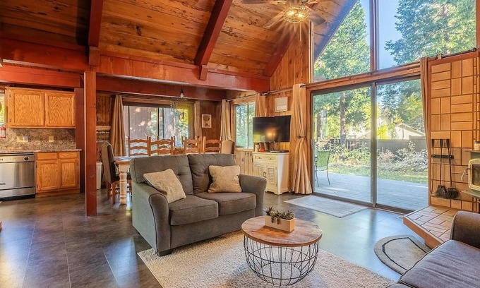 Tahoe Sierra Estates Cabin | Central 3 BR Cabin with Private Beach - Tahoe City
