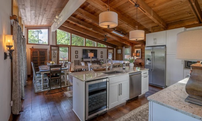 Rehoboth by the Sea Cottage | FULLY RENOVATED COTTAGE, BLOCK TO BEACH! 4 bed/3.5 bath-Sleeps 11, Dog Friendly!