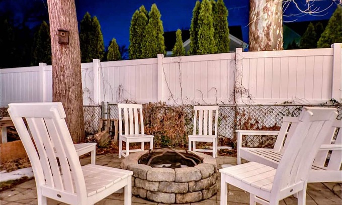 Bluemont House | Chic Stay With Jacuzzi, Firepit, Board Games in Central Ballston/DC area