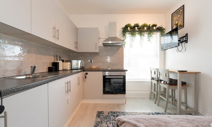 East Acton House | Pass the Keys | 4-Bedroom Cottage in London - Sleeps 10 + Parking