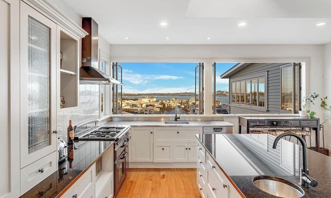 Devonport House | Stunning hillside home with city views