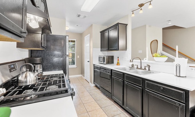 Franklin Park House | Beautiful Space - Nice yard - 10 min from DT