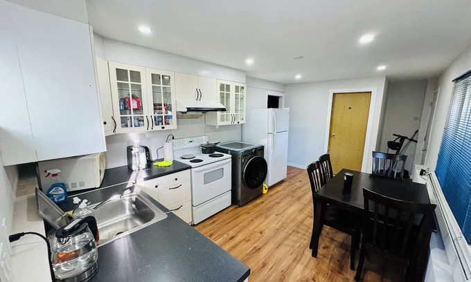 McMillan House | Cozy.brand new suite.near pool