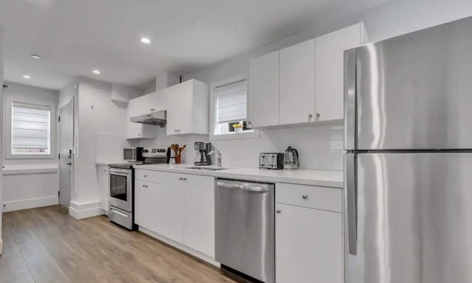 Sunset House | Cozy Laneway House In The Heart of the City!