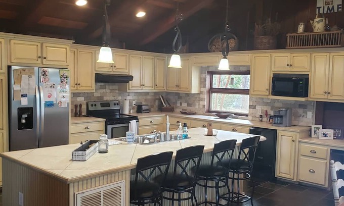 Little Kowaliga Cabin | Charming 4-bedroom/4-bath lake cabin with WiFi and AC on beautiful Lake Martin