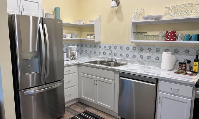 Canning Apartment | Spacious 4 bed, pet friendly and cozy accommodation downtown Canning.
