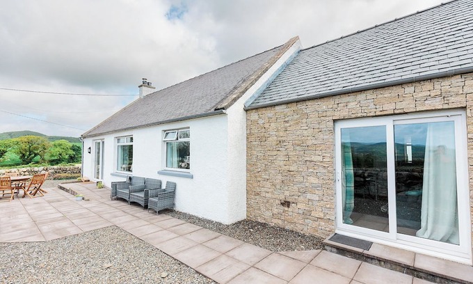 Gatehouse-of-Fleet Cottage | Fantastic three bedroom cottage offering open plan living, with hot tub.