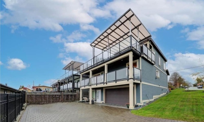 White Rock House | Charming 2-bedroom house in brilliant White Rock with AC, WiFi