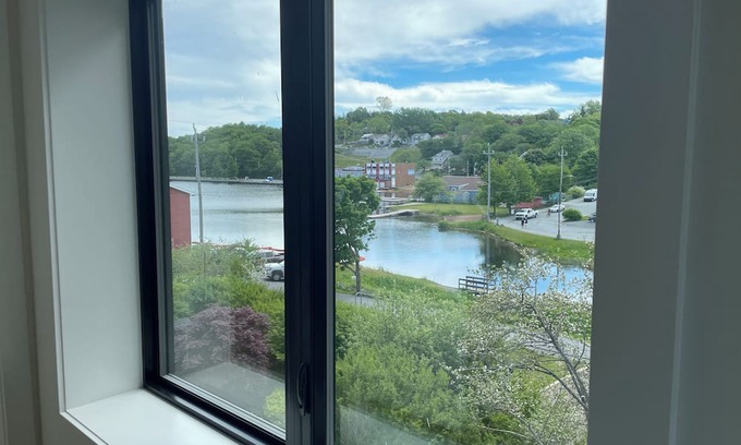 Dartmouth House | CharmingBrand new 3-bedroom house with WiFi and AC in peaceful Dartmouth.