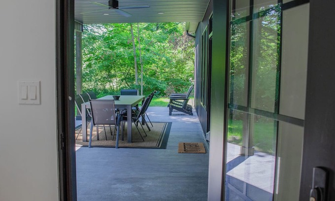 Marlboro House | The Noir House: modern new construction in the heart of Hudson Valley